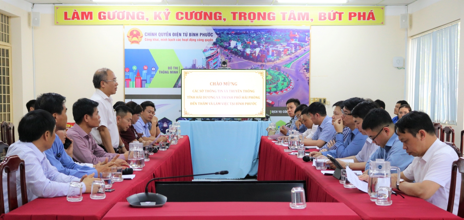 Giám đốc Sở TT&TT tỉnh Bình Phước Nguyễn Minh Quang chia sẻ kinh nghiệm tại buổi làm việc